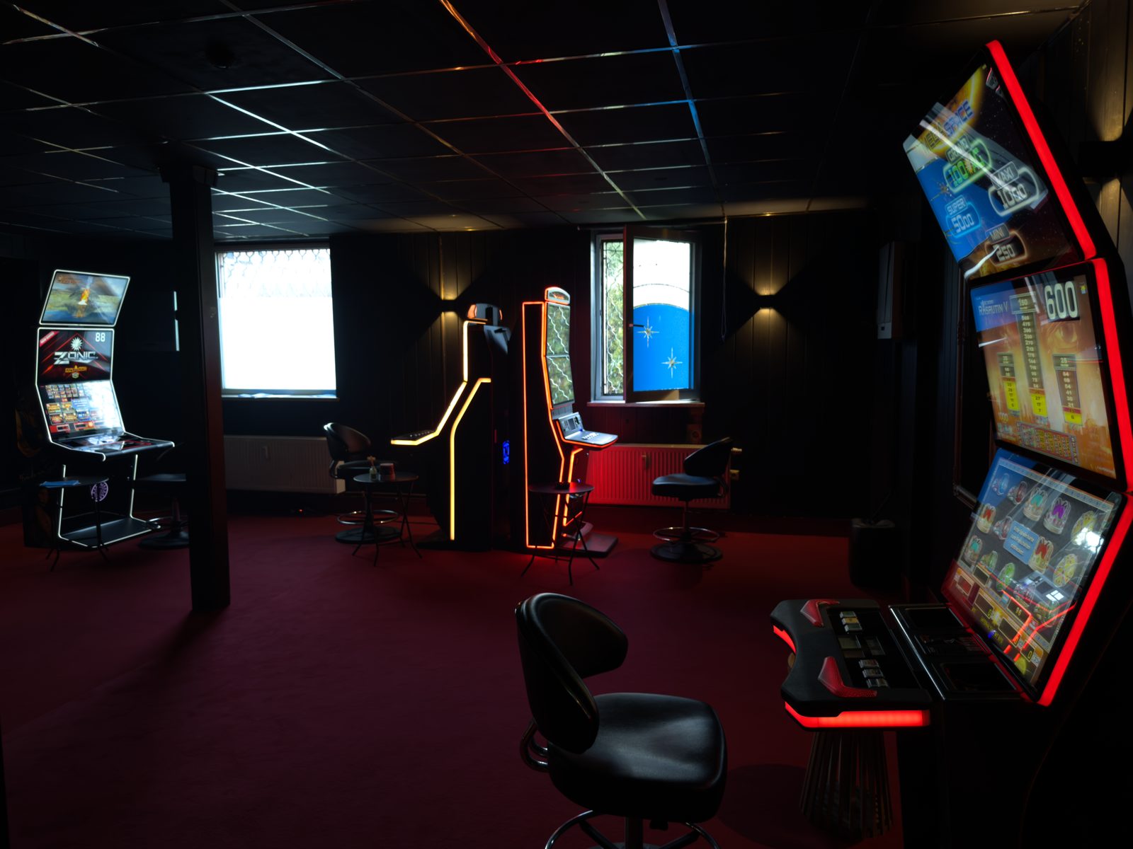 Automatenbereich mit modernen Spielautomaten in Lounge-Atmosphäre