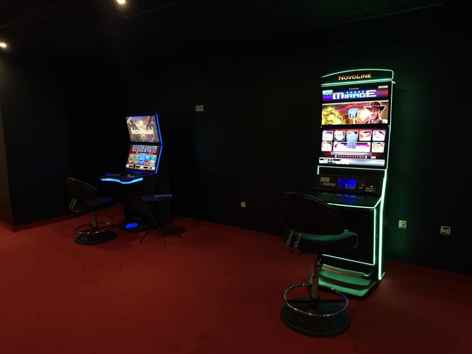 Moderne Novoline-Spielgeräte mit ambientem Licht